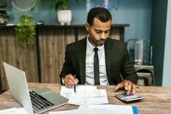 Ondernemer druk bezig met zijn bedrijfswaardering