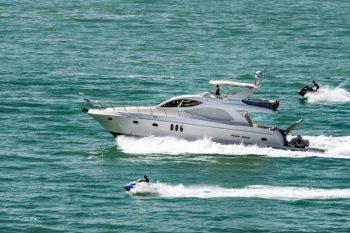 Een hele dure boot en jetski's