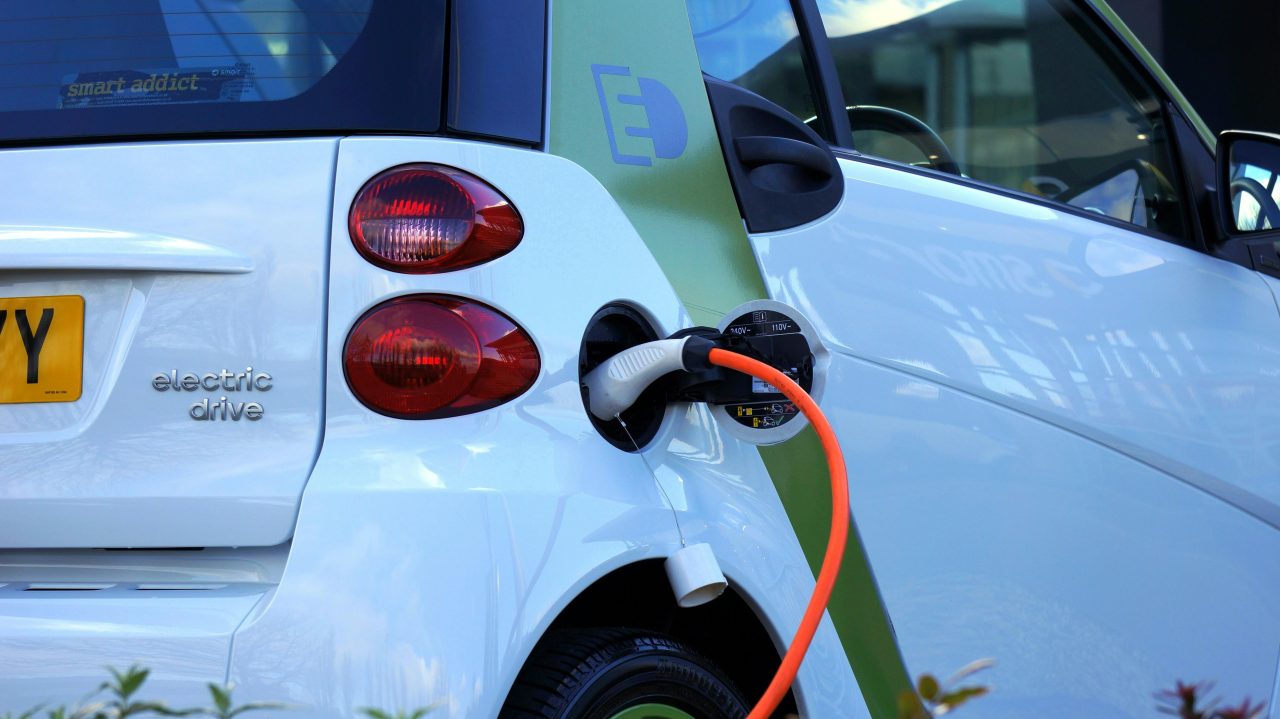 Elektrische auto aan de laadpaal