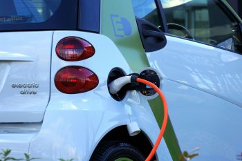 Elektrische auto aan de laadpaal