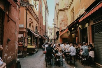 Mensen op een terras in Bologna