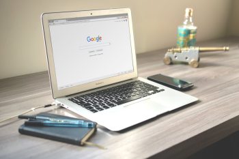 Google homepage op laptop