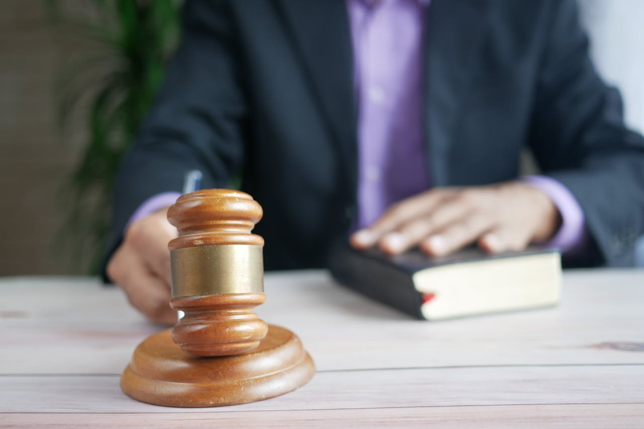 Rechter slaat met zijn hamer