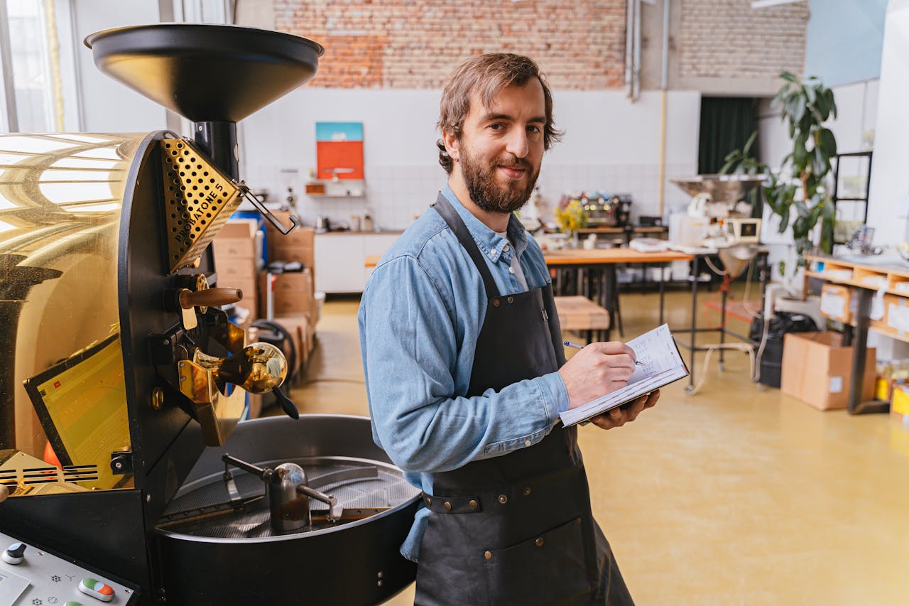 Koffiebrander in zijn zaak