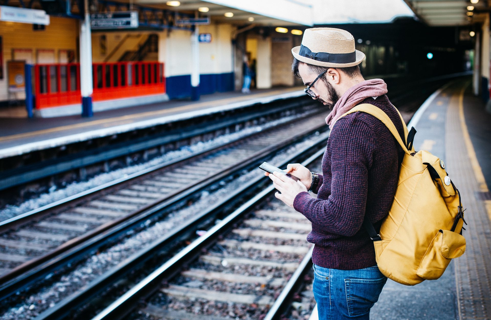 Wachten op de trein of metro. MaaS maakt het vervoeren van personen stukken efficiënter.