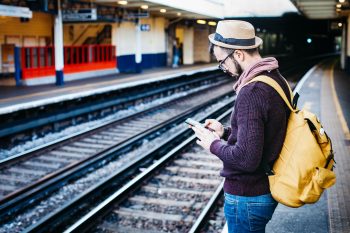 Wachten op de trein of metro. MaaS maakt het vervoeren van personen stukken efficiënter.