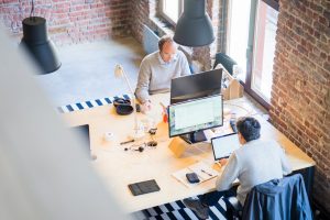 Ondernemers op kantoor aan het werk