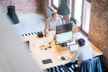 Ondernemers op kantoor aan het werk