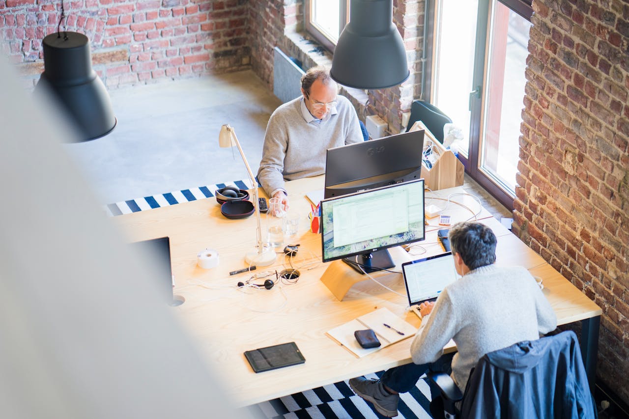 Ondernemers op kantoor aan het werk
