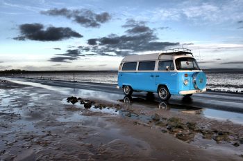 Campervan bij de zee