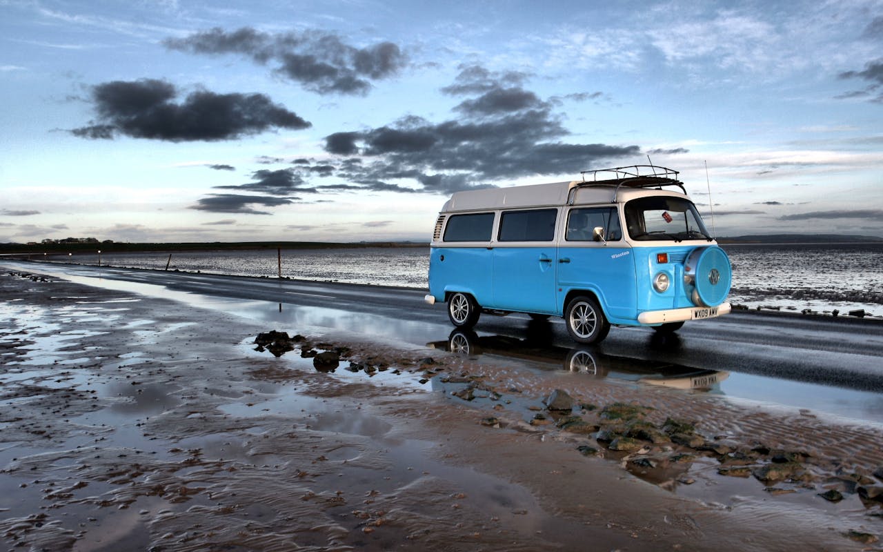 Campervan bij de zee