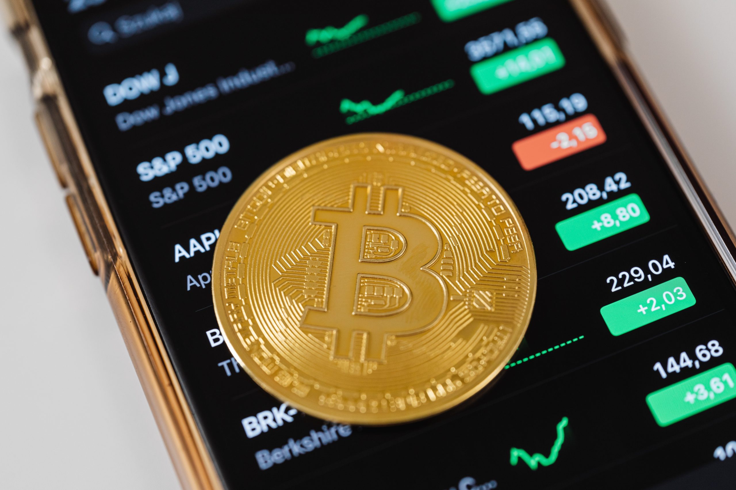 Plaatje met log van bitcoin en andere soorten vermogen