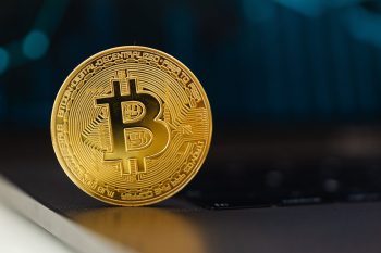 Afbeelding vabn Bitcoin logo op een gouden munt
