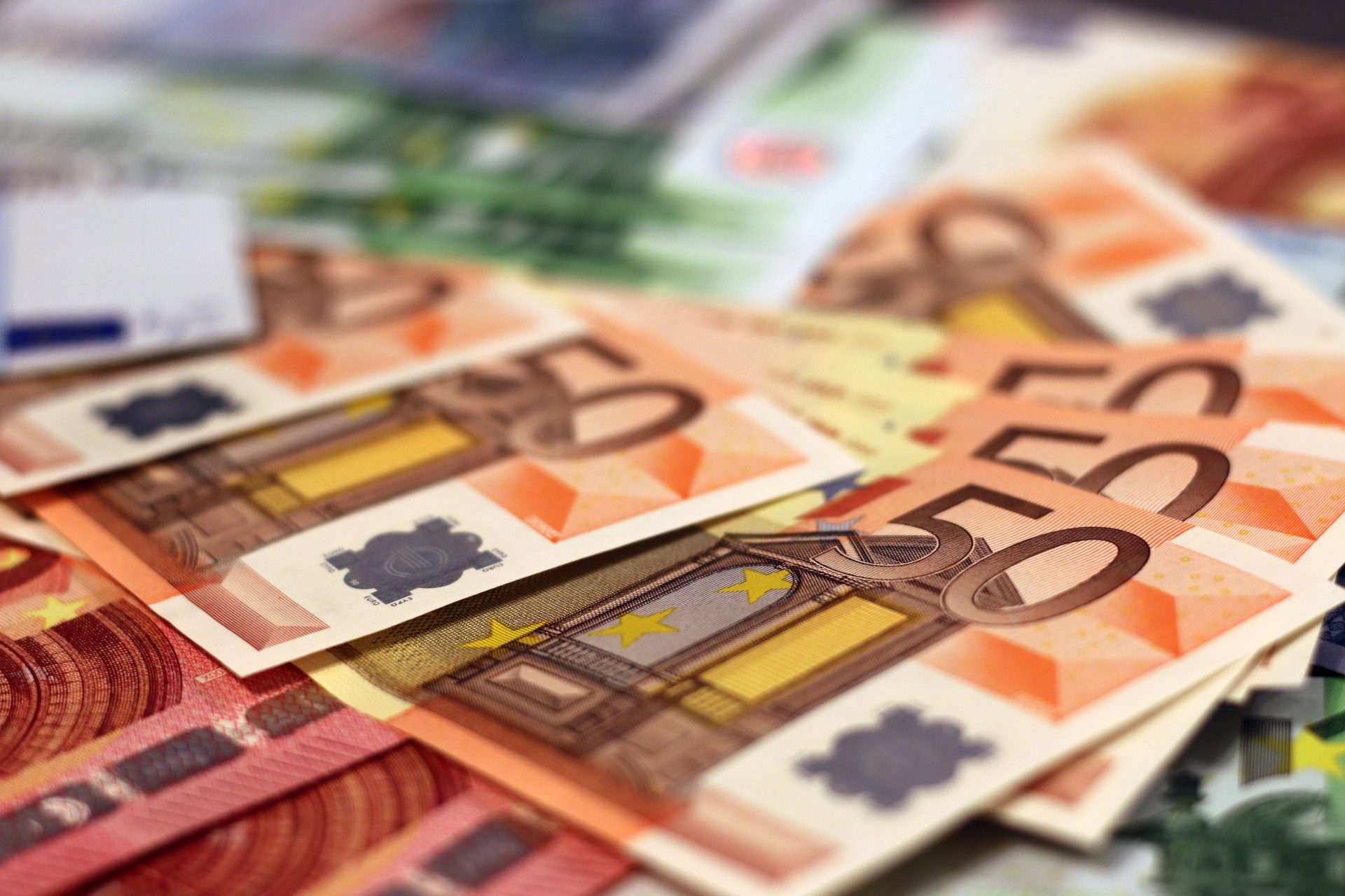 Winstgevendheid bij bedrijven staat onder druk. Hier een plaatje met euro biljetten ter inllustratie.