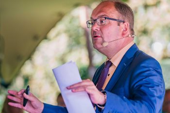 Dennis Heijmink presenteert