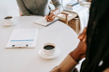 Kop koffie op een tafel