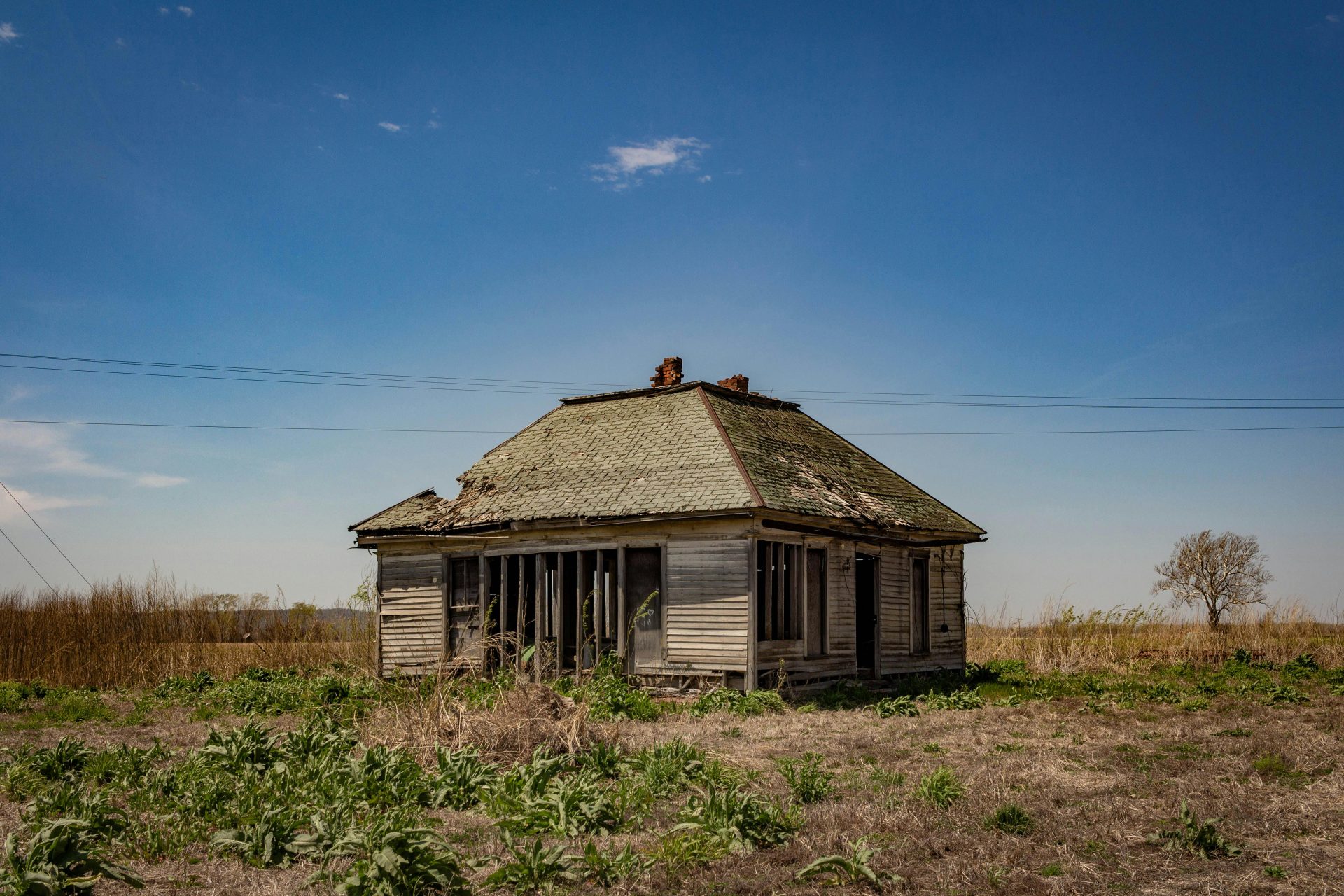 Oude woning in verlaten landschap wacht op sloop