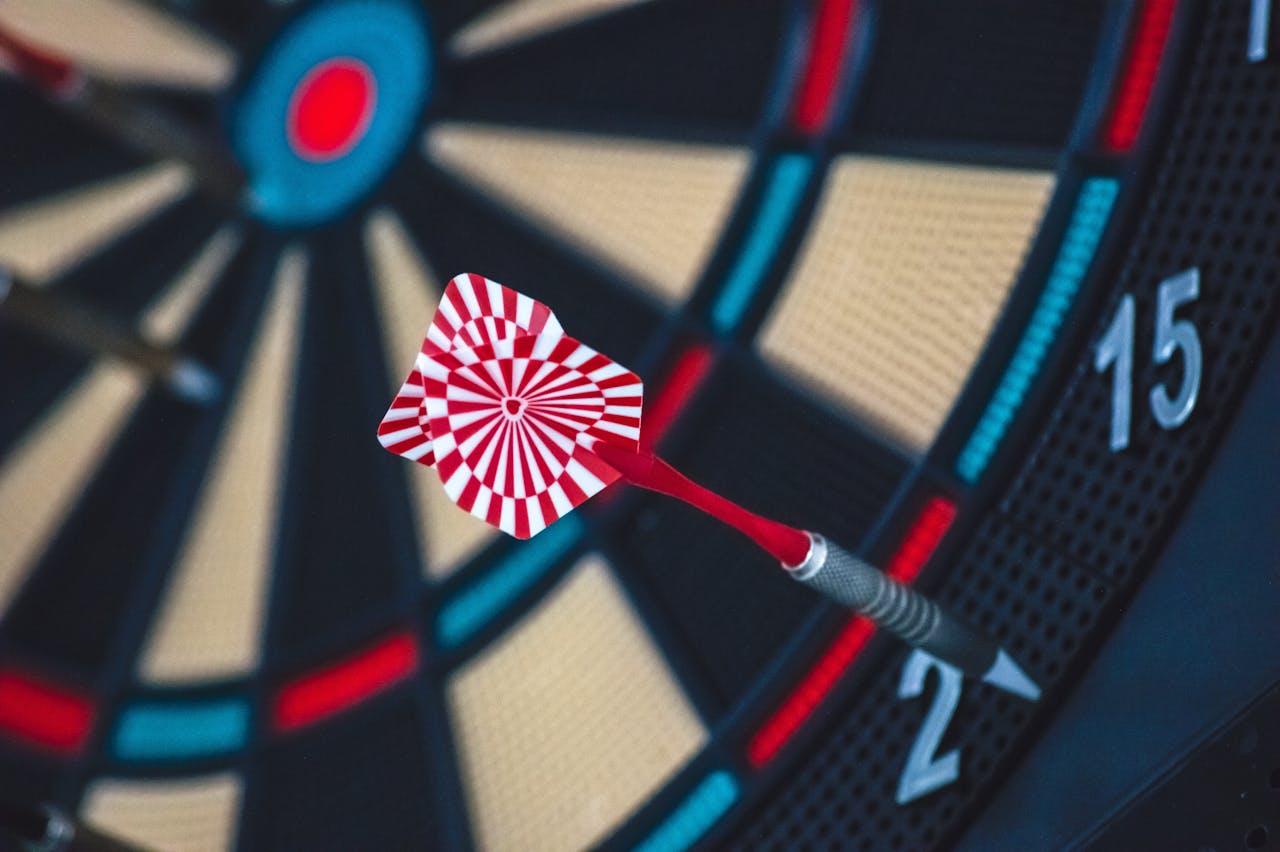 Dartpijltje mist het board bijna