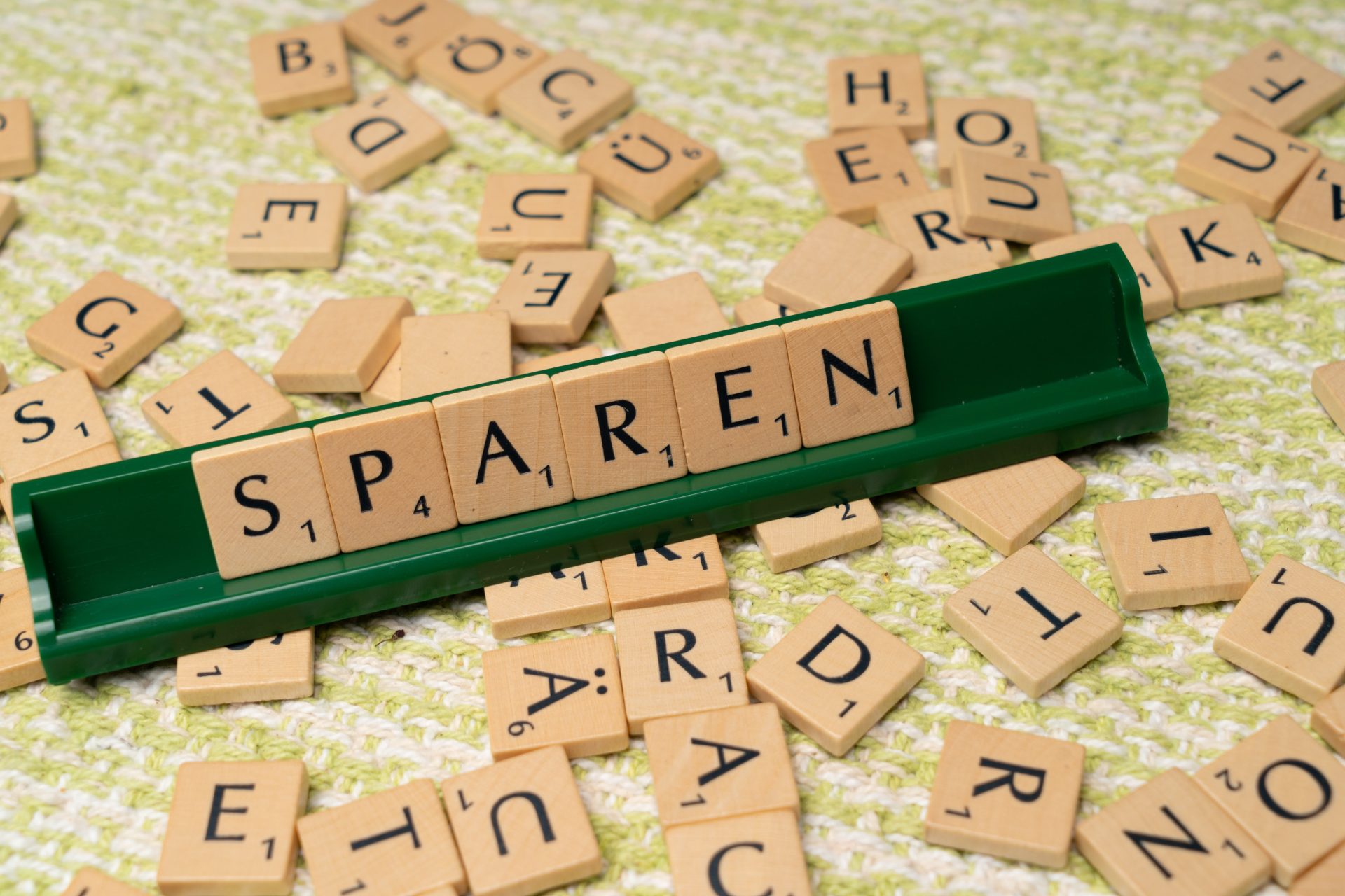 Box 3 heffing illustratie met scrabble spel en het woord SPAREN